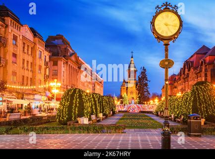 Timisoara, Rumänien. Ein Blick auf eine Weihnachtsmarktfeier auf dem Victory Square. Nachtszene, Weihnachtsdekorationen. Stockfoto