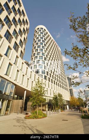 Brüssel, Brabant , Belgien 09 30 2022 : Vertikale Nahaufnahme des neuen belgischen Bürogebäudes der Beobank-Zentrale im Quatuor-Komplex Brüssel Stockfoto