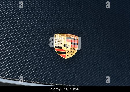 Mugello Circuit, Italien 23. September 2022: Nahaufnahme des Porsche-Logos auf dem Carbonteil des Sportwagens Porsche 911 GT3 Carrera Stockfoto