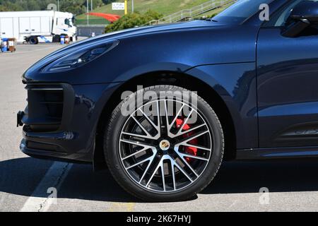 Mugello Circuit, Italien 23. September 2022: Detail eines schwarzen Leichtmetallrads mit rotem Bremssattel eines Porsche Cayenne Turbo im Paddock von Mugello Stockfoto