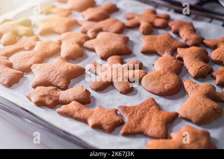 Gebackene Ingwerkekse auf einem weißen Pergamentpapier Stockfoto
