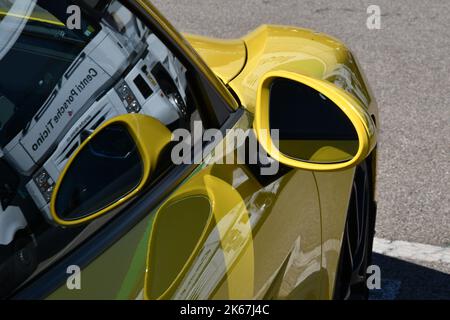 Mugello Circuit, Italien - 23. September 2022: Detail des Rückspiegels eines Porsche 718 Cayman im Paddock des Mugello Circuit während des P Stockfoto