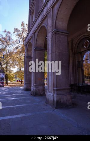 Gebäude des sozialen Realismus mit Säulen im Herbst Stockfoto