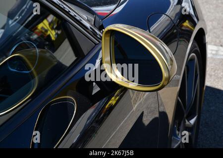 Mugello Circuit, Italien - 23. September 2022: Detail des Rückspiegels eines Porsche 718 Cayman im Paddock des Mugello Circuit während des P Stockfoto