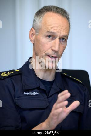 Berlin, Deutschland. 12. Oktober 2022. Olaf Lindner, Präsident der Bundespolizeidirektion 11, sitzt während eines Interviews mit der Deutschen Presse-Agentur dpa in einem Besprechungsraum der Bundespolizeidirektion 11. Der ehemalige Kommandant der elitären Polizeieinheit GSG 9 war vor seinem Amtsantritt 2017 Leiter der Sicherheitsgruppe des Bundeskriminalamtes (BKA) und im Bundesministerium des Innern. Das Direktorium 11 vereint alle Spezialkräfte der Bundespolizei. Quelle: Bernd von Jutrczenka/dpa/Alamy Live News Stockfoto