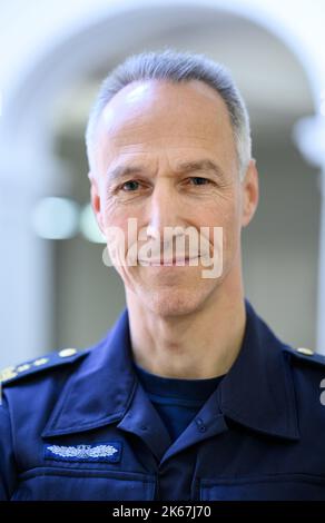 Berlin, Deutschland. 12. Oktober 2022. Olaf Lindner, Präsident der Bundespolizeidirektion 11, steht vor einem Interview mit der Deutschen Presse-Agentur dpa in einem Korridor der Bundespolizeidirektion 11. Vor seinem Amtsantritt im Jahr 2017 war der ehemalige Kommandeur der elitären Polizeieinheit GSG 9 Leiter der Sicherheitsgruppe des Bundeskriminalamtes (BKA) und im Bundesministerium des Innern. Das Direktorium 11 vereint alle Spezialkräfte der Bundespolizei. Quelle: Bernd von Jutrczenka/dpa/Alamy Live News Stockfoto