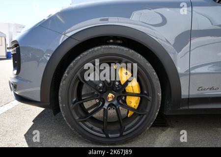 Mugello Circuit, Italien 23. September 2022: Detail eines schwarzen Leichtmetallrads mit gelbem Bremssattel eines Porsche Cayenne Turbo im Paddock von Muge Stockfoto