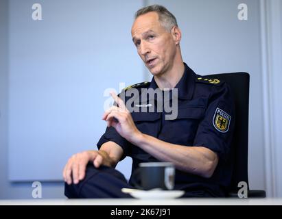 Berlin, Deutschland. 12. Oktober 2022. Olaf Lindner, Präsident der Bundespolizeidirektion 11, sitzt während eines Interviews mit der Deutschen Presse-Agentur dpa in einem Besprechungsraum der Bundespolizeidirektion 11. Vor seinem Amtsantritt im Jahr 2017 war der ehemalige Kommandeur der elitären Polizeieinheit GSG 9 Leiter der Sicherheitsgruppe des Bundeskriminalamtes (BKA) und im Bundesministerium des Innern. Das Direktorium 11 vereint alle Spezialkräfte der Bundespolizei. Quelle: Bernd von Jutrczenka/dpa/Alamy Live News Stockfoto