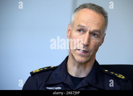 Berlin, Deutschland. 12. Oktober 2022. Olaf Lindner, Präsident der Bundespolizeidirektion 11, sitzt während eines Interviews mit der Deutschen Presse-Agentur dpa in einem Besprechungsraum der Bundespolizeidirektion 11. Der ehemalige Kommandant der elitären Polizeieinheit GSG 9 war vor seinem Amtsantritt 2017 Leiter der Sicherheitsgruppe des Bundeskriminalamtes (BKA) und im Bundesministerium des Innern. Das Direktorium 11 vereint alle Spezialkräfte der Bundespolizei. Quelle: Bernd von Jutrczenka/dpa/Alamy Live News Stockfoto