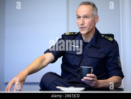 Berlin, Deutschland. 12. Oktober 2022. Olaf Lindner, Präsident der Bundespolizeidirektion 11, sitzt während eines Interviews mit der Deutschen Presse-Agentur dpa in einem Besprechungsraum der Bundespolizeidirektion 11. Vor seinem Amtsantritt im Jahr 2017 war der ehemalige Kommandeur der elitären Polizeieinheit GSG 9 Leiter der Sicherheitsgruppe des Bundeskriminalamtes (BKA) und im Bundesministerium des Innern. Das Direktorium 11 vereint alle Spezialkräfte der Bundespolizei. Quelle: Bernd von Jutrczenka/dpa/Alamy Live News Stockfoto