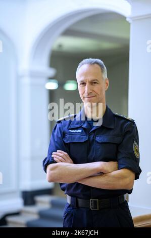 Berlin, Deutschland. 12. Oktober 2022. Olaf Lindner, Präsident der Bundespolizeidirektion 11, steht vor einem Interview mit der Deutschen Presse-Agentur dpa in einem Korridor der Bundespolizeidirektion 11. Vor seinem Amtsantritt im Jahr 2017 war der ehemalige Kommandeur der elitären Polizeieinheit GSG 9 Leiter der Sicherheitsgruppe des Bundeskriminalamtes (BKA) und im Bundesministerium des Innern. Das Direktorium 11 vereint alle Spezialkräfte der Bundespolizei. Quelle: Bernd von Jutrczenka/dpa/Alamy Live News Stockfoto