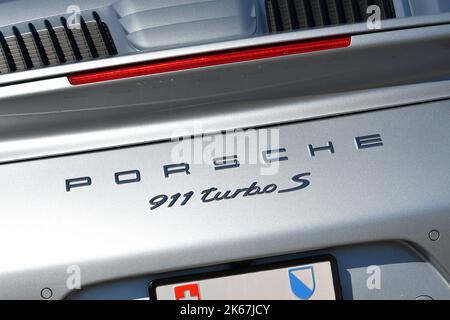 Mugello Circuit, Italien - 23. September 2022: Detail des Porsche-Emblems auf dem Heck eines Porsche 911 Turbo S im Paddock des Mugello Circuit durin Stockfoto