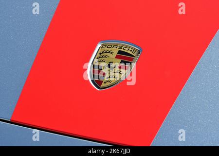 Mugello Circuit, Italien 23. September 2022: Nahaufnahme des Porsche-Logos auf dem roten Sportwagen Porsche 911 GT3 Carrera Stockfoto