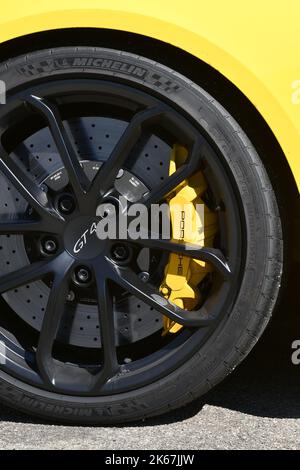 Mugello Circuit Italien 23. September 2022: Detail des schwarzen Leichtmetallrads eines Porsche 718 Cayman GT4 mit gelbem Bremssattel im Paddock von Muge Stockfoto