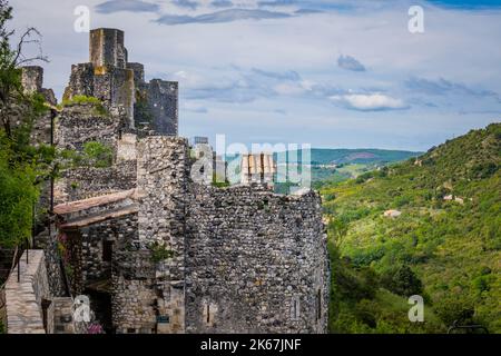 Blick auf die mittelalterliche Festung von Rochemaure und die umliegende Landschaft in Südfrankreich (Ardeche) Stockfoto