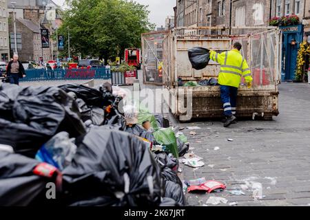 Die Müllarbeiter beginnen, den Grassmarket in Edinburgh zu säubern, nachdem sie seit dem 18/08/2022 in einer Arbeitskampfmaßnahme tätig sind. Stapel von angesammelten Abfällen werden entfernt. Kredit: Euan Cherry Stockfoto