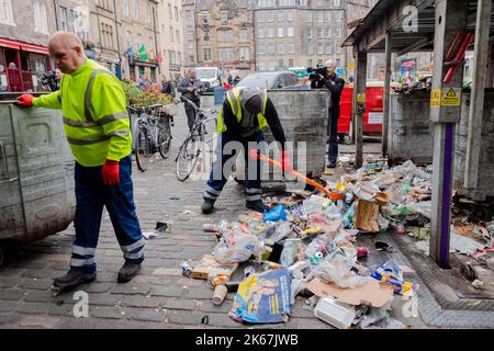 Die Müllarbeiter beginnen, den Grassmarket in Edinburgh zu säubern, nachdem sie seit dem 18/08/2022 in einer Arbeitskampfmaßnahme tätig sind. Stapel von angesammelten Abfällen werden entfernt. Kredit: Euan Cherry Stockfoto