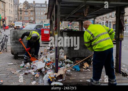 Die Müllarbeiter beginnen, den Grassmarket in Edinburgh zu säubern, nachdem sie seit dem 18/08/2022 in einer Arbeitskampfmaßnahme tätig sind. Stapel von angesammelten Abfällen werden entfernt. Kredit: Euan Cherry Stockfoto