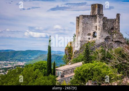 Blick auf die mittelalterliche Festung von Rochemaure und die umliegende Landschaft in Südfrankreich (Ardeche) Stockfoto