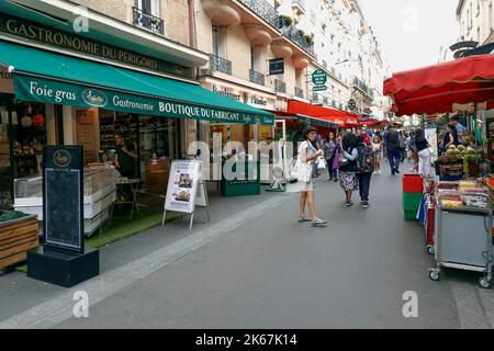 Frankreich Paris, Rue Daguerre im 14.. Arrondissement in der Nähe des Friedhofs Montparnasse befindet sich eine Fußgängerzone und ein ständig lebhafter Markt mit Geschäften Stockfoto