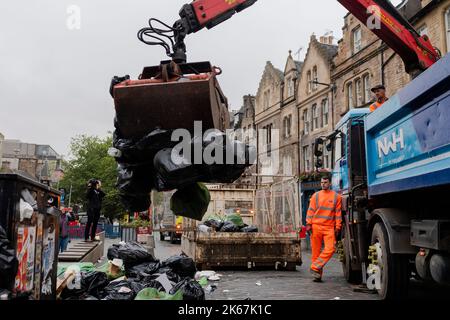 Die Müllarbeiter beginnen, den Grassmarket in Edinburgh zu säubern, nachdem sie seit dem 18/08/2022 in einer Arbeitskampfmaßnahme tätig sind. Stapel von angesammelten Abfällen werden entfernt. Kredit: Euan Cherry Stockfoto