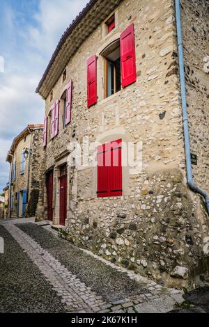 Mittelalterliche Häuser und gepflasterte Straße im Dorf Rochemaure, im Süden Frankreichs (Ardeche) Stockfoto