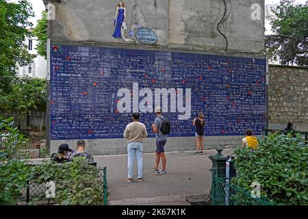 Frankreich Paris, Montmartre im the18.. Arrondissement, ist vor allem für seine Kunstgeschichte und als Nachtclub-Viertel bekannt. Wall of Love (Mu Stockfoto