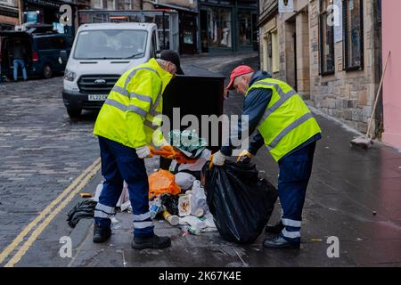 Die Müllarbeiter beginnen, den Grassmarket in Edinburgh zu säubern, nachdem sie seit dem 18/08/2022 in einer Arbeitskampfmaßnahme tätig sind. Stapel von angesammelten Abfällen werden entfernt. Kredit: Euan Cherry Stockfoto