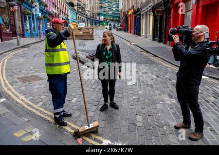 Die Müllarbeiter beginnen, den Grassmarket in Edinburgh zu säubern, nachdem sie seit dem 18/08/2022 in einer Arbeitskampfmaßnahme tätig sind. Stapel von angesammelten Abfällen werden entfernt. Kredit: Euan Cherry Stockfoto