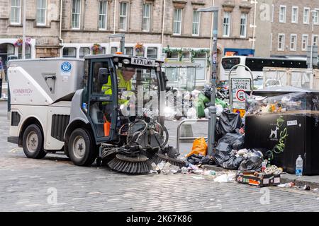 Die Müllarbeiter beginnen, den Grassmarket in Edinburgh zu säubern, nachdem sie seit dem 18/08/2022 in einer Arbeitskampfmaßnahme tätig sind. Stapel von angesammelten Abfällen werden entfernt. Kredit: Euan Cherry Stockfoto