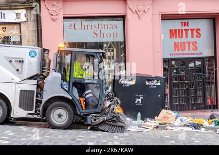 Die Müllarbeiter beginnen, den Grassmarket in Edinburgh zu säubern, nachdem sie seit dem 18/08/2022 in einer Arbeitskampfmaßnahme tätig sind. Stapel von angesammelten Abfällen werden entfernt. Kredit: Euan Cherry Stockfoto