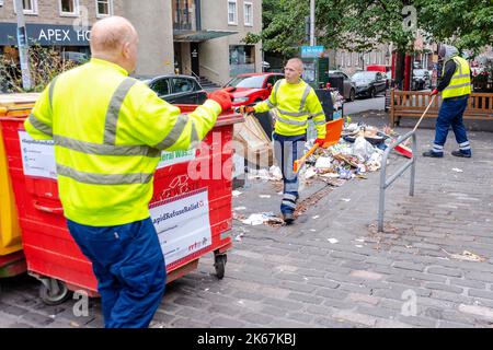 Die Müllarbeiter beginnen, den Grassmarket in Edinburgh zu säubern, nachdem sie seit dem 18/08/2022 in einer Arbeitskampfmaßnahme tätig sind. Stapel von angesammelten Abfällen werden entfernt. Kredit: Euan Cherry Stockfoto