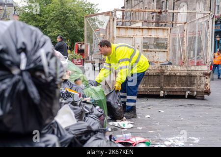 Die Müllarbeiter beginnen, den Grassmarket in Edinburgh zu säubern, nachdem sie seit dem 18/08/2022 in einer Arbeitskampfmaßnahme tätig sind. Stapel von angesammelten Abfällen werden entfernt. Kredit: Euan Cherry Stockfoto