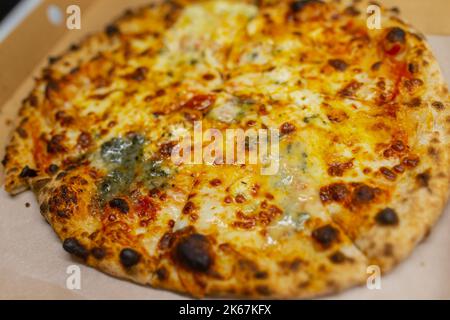 Echte italienische quattro Formaggi Käsepizza Stockfoto