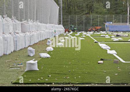 Arbeit an der Rekonstruktion des Stadions im Udelny Park im Herbst, Sankt Petersburg, Russland Stockfoto