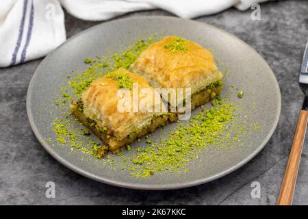 Pistazien Baklava auf dunklem Hintergrund. Traditionelle türkische Küche Delikatessen. Nahaufnahme Stockfoto