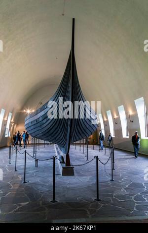 OSLO, NORWEGEN - 1. JULI 2016: Es ist eine echte Beerdigung Drakkar Vikings, die vom Boden des Osloer Fjords erhoben wird. Stockfoto