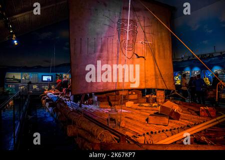 OSLO, NORWEGEN - 1. JULI 2016: Es ist eine Kopie des Floßes Ton-Tiki, auf dem Thor Heyerdahl einen transpazifischen Übergang machte. Stockfoto