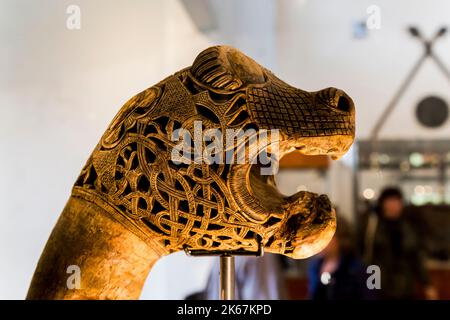 OSLO, NORWEGEN - 1. JULI 2016: Es ist eine antike geschnitzte Dekoration in Form des Kopfes des Tieres aus dem Wikingerschiffsmuseum. Stockfoto