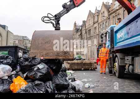 Die Müllarbeiter beginnen, den Grassmarket in Edinburgh zu säubern, nachdem sie seit dem 18/08/2022 in einer Arbeitskampfmaßnahme tätig sind. Stapel von angesammelten Abfällen werden entfernt. Kredit: Euan Cherry Stockfoto