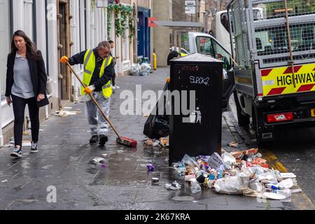 Die Müllarbeiter beginnen, den Grassmarket in Edinburgh zu säubern, nachdem sie seit dem 18/08/2022 in einer Arbeitskampfmaßnahme tätig sind. Stapel von angesammelten Abfällen werden entfernt. Kredit: Euan Cherry Stockfoto