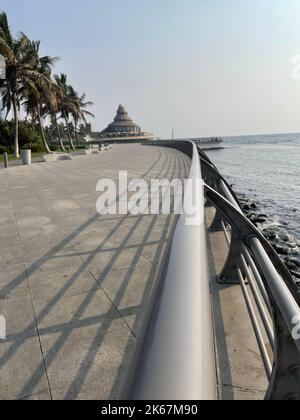 Eine vertikale Aufnahme des Gehwegs an der Jeddah Corniche in Saudi-Arabien Stockfoto