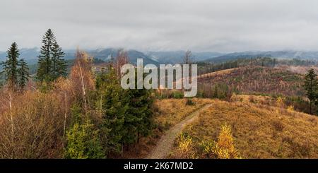 Blick vom Aussichtsturm auf Tabor hil über Kysucke Nove Mesto in den Javorniky-Bergen in der Slowakei Stockfoto