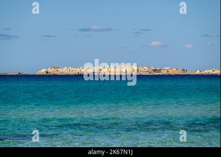 Die Altstadt von Gallipoli, die von einem der Strände im Süden auf die andere Seite der Bucht blicken kann. Apulien (Apulien), Italien. Stockfoto