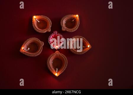 Frohes Diwali. Diya-Lampen leuchten während der diwali-Festungsfeier Stockfoto