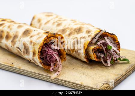 Lahmacun oder türkische Pizza isoliert auf weißem Hintergrund. Türkische Küche. Nahaufnahme Stockfoto