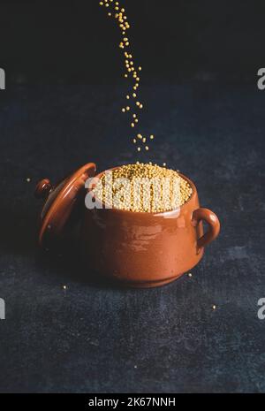 Gelber Senf in einer Keramikschale. Stockfoto