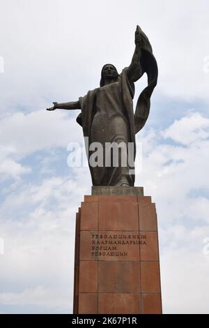 Bischkek, Kirgisistan - 11. September 2022: Kämpfer des Revolutionsdenkmals. Eröffnet im Jahr 1978. Zentralasien Stockfoto