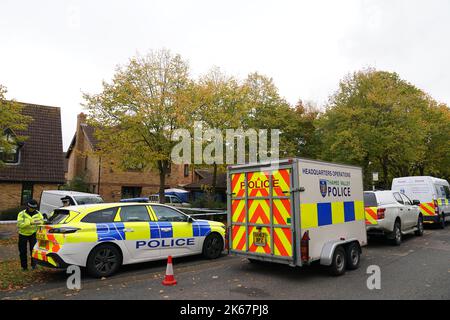 Polizeifahrzeuge vor einem Grundstück in Loxbeare Drive, Furzton, Milton Keynes, wo die Polizei menschliche Überreste während forensischer Untersuchungen bei der Suche nach dem vermissten Teenager Leah Croucher identifiziert hat, der im Februar 2019 zu Fuß zur Arbeit verschwand. Beamte der Polizei von Thames Valley begannen am Montag, das Haus nach einem Tipp eines Bürgers zu durchsuchen und starteten eine Morduntersuchung, als sie einen Rucksack und andere persönliche Gegenstände von Frau Croucher fanden. Bilddatum: Mittwoch, 12. Oktober 2022. Stockfoto