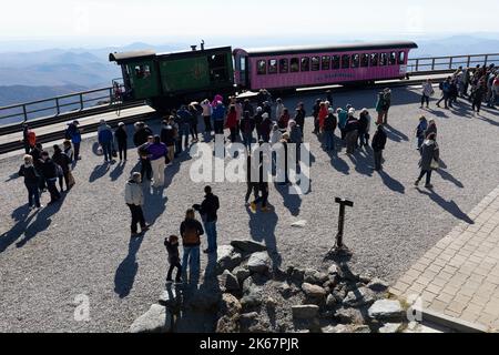 Auf dem Gipfel der Mount Washington Cog Railway warten viele Passagiere, um in Züge zu steigen Stockfoto